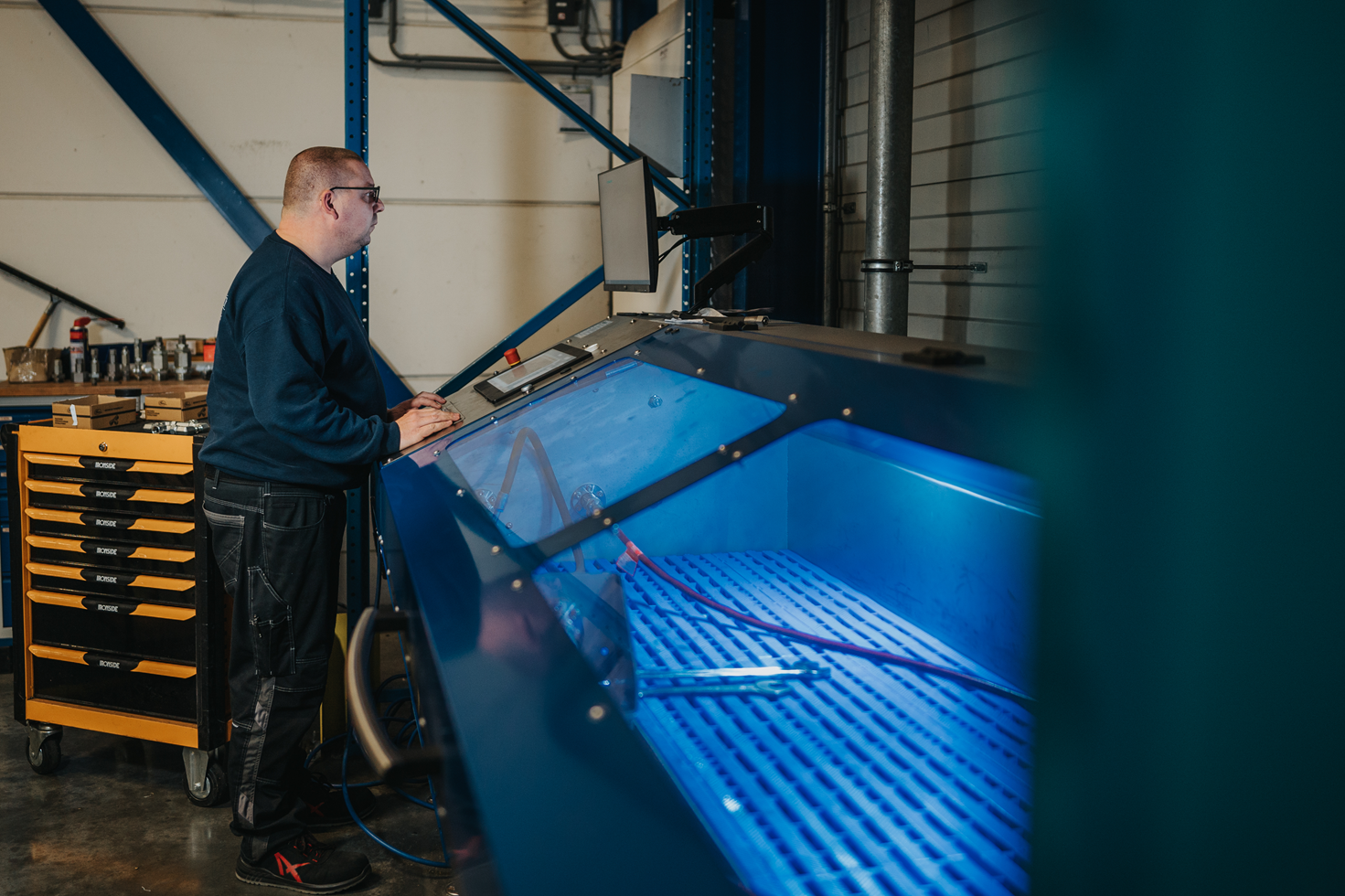 Medewerker van Leeuwtechniek beproeft een hydrauliekslangassemblage op de Itensify-testbank