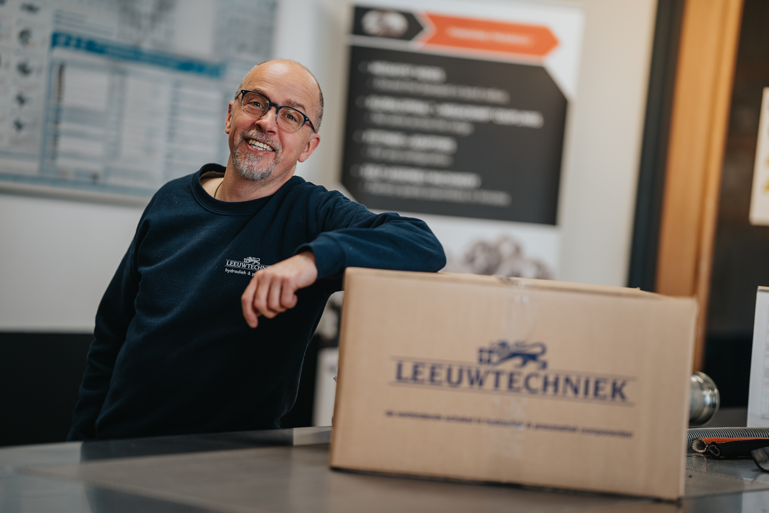 Medewerker van Leeuwtechniek bij de werkplaatsbalie