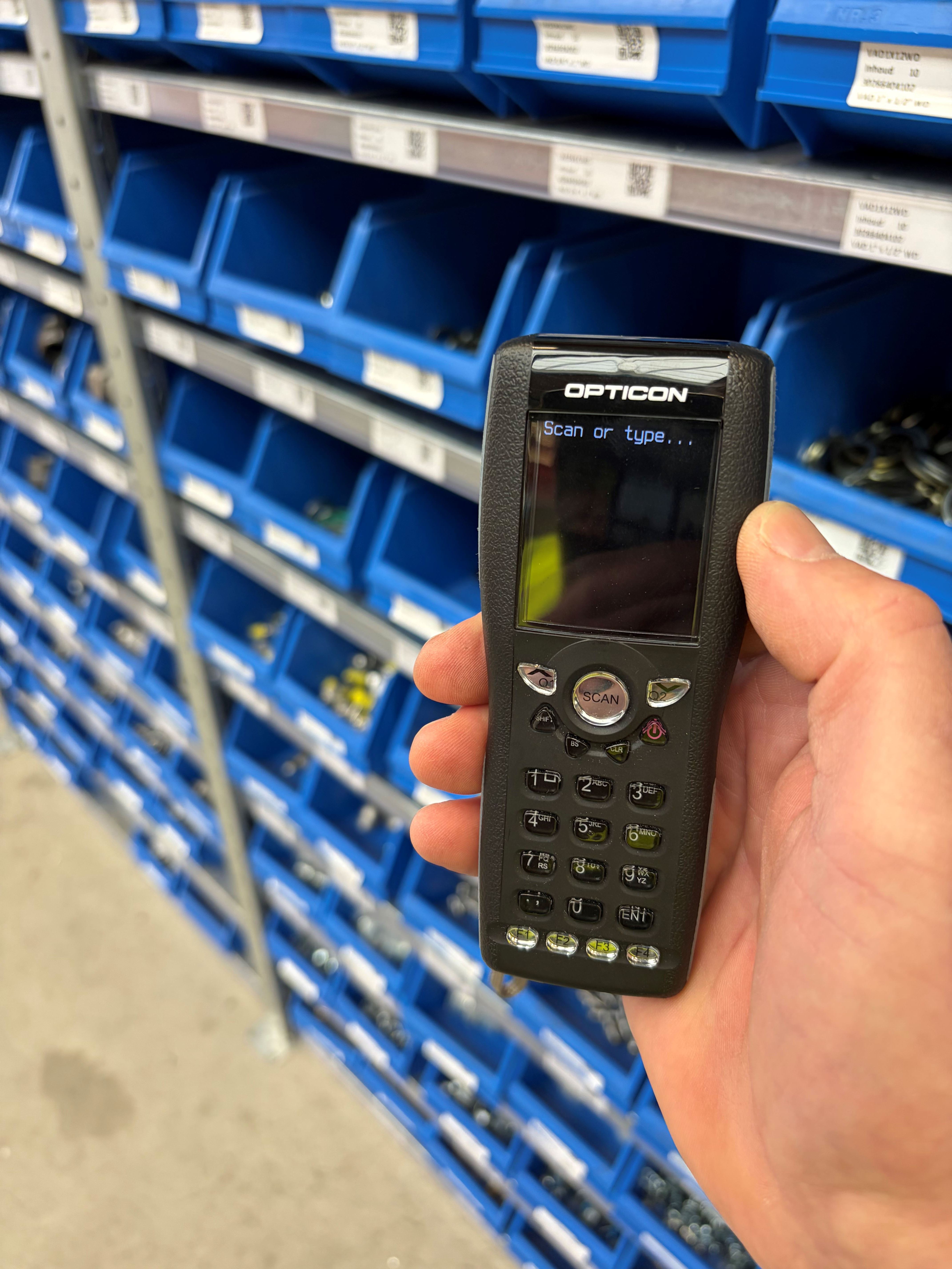 Handscanner voor het registreren van een voorraadlocatie in een 2-bin-systeem